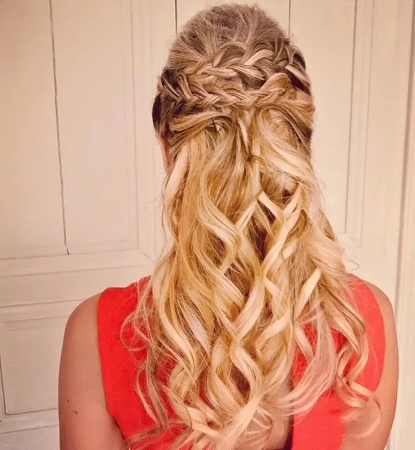 Coiffure mi-attachée, tresses et longues boucles blondes, vue de dos